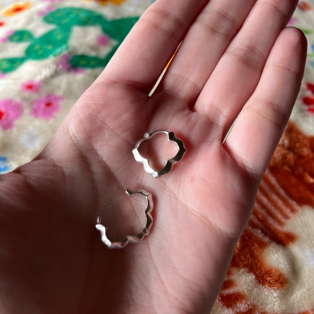 Kendra Scott huggie signature hoop